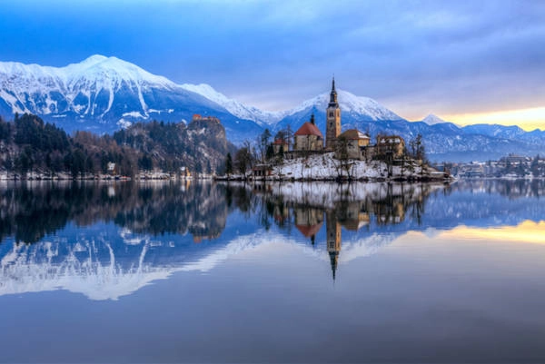 Ljubljana, Slovenia Được mệnh danh là thiên đường có thực trên mặt đất, Ljubljana có những cảnh đẹp như tranh vẽ. Nhìn từ xa hồ Bled trông như một hòn ngọc màu xanh được bao quanh bởi những cánh rừng rậm rạp và rặng Julian Alps hùng vĩ. Nằm giữa hồ là một hòn đảo nổi tự nhiên, nơi bạn sẽ tìm thấy lâu đài Bled cổ kính được xây dựng từ thời Phục hưng và nhà thờ trắng Assumption nổi tiếng. Ljubljana, Slovenia Được mệnh danh là thiên đường có thực trên mặt đất, Ljubljana có những cảnh đẹp như tranh vẽ. Nhìn từ xa hồ Bled trông như một hòn ngọc màu xanh được bao quanh bởi những cánh rừng rậm rạp và rặng Julian Alps hùng vĩ. Nằm giữa hồ là một hòn đảo nổi tự nhiên, nơi bạn sẽ tìm thấy lâu đài Bled cổ kính được xây dựng từ thời Phục hưng và nhà thờ trắng Assumption nổi tiếng.