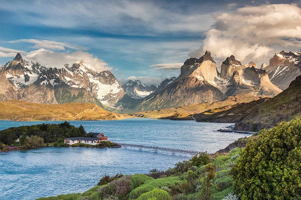 Patagonia, Argentina Nếu bạn thích cái nắng mùa đông, hãy ghé thăm khu vực đẹp nhất của Nam Mỹ, Patagonia. Nằm giữa Argentina và Chile, bên cạnh dãy núi Andes, Patagonia là nhà của hai vườn quốc gia rộng lớn (Los Glaciares và Torres Del Paine) và số lượng lớn động vật hoang dã. Thời tiết ấm áp cuối năm hoàn toàn phù hợp cho các hoạt động như đi bộ đường dài, cắm trại, chèo thuyền kayak, cưỡi ngựa, đi xe đạp và ngắm cảnh. Patagonia, Argentina Nếu bạn thích cái nắng mùa đông, hãy ghé thăm khu vực đẹp nhất của Nam Mỹ, Patagonia. Nằm giữa Argentina và Chile, bên cạnh dãy núi Andes, Patagonia là nhà của hai vườn quốc gia rộng lớn (Los Glaciares và Torres Del Paine) và số lượng lớn động vật hoang dã. Thời tiết ấm áp cuối năm hoàn toàn phù hợp cho các hoạt động như đi bộ đường dài, cắm trại, chèo thuyền kayak, cưỡi ngựa, đi xe đạp và ngắm cảnh.