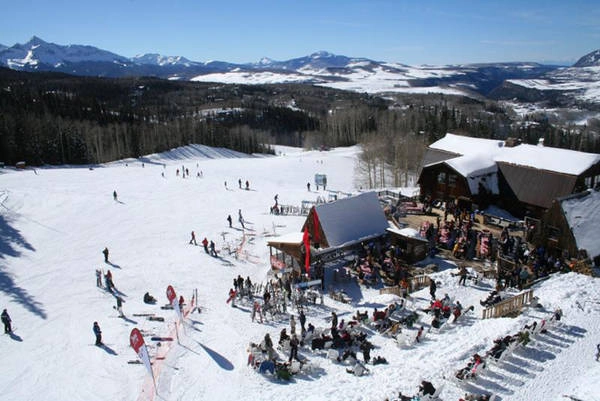 Telluride, Mỹ Thị trấn Telluride, bang Colorado thu hút một lượng lớn du khách bởi những ngọn núi phủ đầy tuyết trắng, thác nước quanh co và đường trượt tuyết kỳ thú. Với hơn 6 km2 phục vụ trượt tuyết, Telluride có đủ mọi dạng đường trượt dành cho từ những người mới bắt đầu cho đến dân nhà nghề. Telluride, Mỹ Thị trấn Telluride, bang Colorado thu hút một lượng lớn du khách bởi những ngọn núi phủ đầy tuyết trắng, thác nước quanh co và đường trượt tuyết kỳ thú. Với hơn 6 km2 phục vụ trượt tuyết, Telluride có đủ mọi dạng đường trượt dành cho từ những người mới bắt đầu cho đến dân nhà nghề.