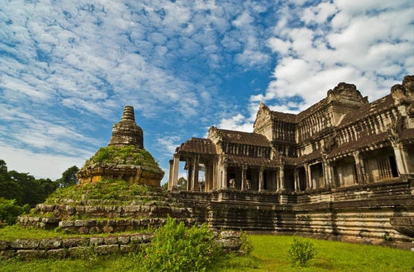 Siem Reap, Campuchia Tháng 12 với khí hậu tương đối mát mẻ là thời điểm tốt nhất trong năm để khám phá những ngôi đền cổ nổi tiếng ở Siem Reap. Được xây dựng từ thế kỷ 12, Angkor Wat là một trong những di tích khảo cổ quan trọng nhất khu vực Đông Nam Á, đồng thời là di tích tôn giáo lớn nhất được xây dựng vào thời điểm đó. Siem Reap, Campuchia Tháng 12 với khí hậu tương đối mát mẻ là thời điểm tốt nhất trong năm để khám phá những ngôi đền cổ nổi tiếng ở Siem Reap. Được xây dựng từ thế kỷ 12, Angkor Wat là một trong những di tích khảo cổ quan trọng nhất khu vực Đông Nam Á, đồng thời là di tích tôn giáo lớn nhất được xây dựng vào thời điểm đó.