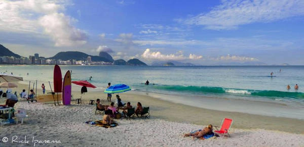 Rio de Janeiro, Brazil Rio de Janeiro luôn tràn đầy sức sống với ánh nắng mặt trời và nước biển xanh lấp lánh. Đến đây, bạn có thể thoải mái tắm nắng, hòa mình vào những điệu nhảy samba quyến rũ hay cuồng nhiệt với các trận cầu đỉnh cao. Sau khi thỏa sức vui chơi dưới ánh nắng mặt trời, còn gì tuyệt hơn là đến với một trong những lễ hội đón năm mới lớn nhất trên thế giới – Reveillon. Rio de Janeiro, Brazil Rio de Janeiro luôn tràn đầy sức sống với ánh nắng mặt trời và nước biển xanh lấp lánh. Đến đây, bạn có thể thoải mái tắm nắng, hòa mình vào những điệu nhảy samba quyến rũ hay cuồng nhiệt với các trận cầu đỉnh cao. Sau khi thỏa sức vui chơi dưới ánh nắng mặt trời, còn gì tuyệt hơn là đến với một trong những lễ hội đón năm mới lớn nhất trên thế giới – Reveillon.