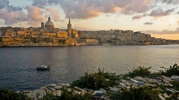 Malta, Địa Trung Hải Quốc đảo Malta là một trong những điểm đến thu hút khách du lịch nhất miền Địa Trung Hải. Đất nước này nổi tiếng với những bãi đá sâu, ngọn đồi thoai thoải, ngôi làng nhỏ nhắn và nước biển trong vắt như pha lê. Với bề dày lịch sử và văn hóa, Malta là một trong những quốc gia có số lượng di sản được UNESCO công nhận nhiều nhất trên thế giới với các pháo đài, thành lũy, nhà thờ cổ kính. Tháng 12 là thời điểm lý tưởng để khám phá Malta với nhiệt độ chỉ dao động trong khoảng 10-16°C. Malta, Địa Trung Hải Quốc đảo Malta là một trong những điểm đến thu hút khách du lịch nhất miền Địa Trung Hải. Đất nước này nổi tiếng với những bãi đá sâu, ngọn đồi thoai thoải, ngôi làng nhỏ nhắn và nước biển trong vắt như pha lê. Với bề dày lịch sử và văn hóa, Malta là một trong những quốc gia có số lượng di sản được UNESCO công nhận nhiều nhất trên thế giới với các pháo đài, thành lũy, nhà thờ cổ kính. Tháng 12 là thời điểm lý tưởng để khám phá Malta với nhiệt độ chỉ dao động trong khoảng 10-16°C.