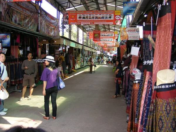 Ban Nakha là chợ bán quần áo, vải vóc đặc trưng của người Thái ở Udon Thani. Ở đây có hàng trăm gian hàng và thu hút lượng lớn khách là nữ đến mua sắm. Ngoài ra, chợ còn có các món đồ trang sức kết hợp với váy và đồ lưu niệm thủ công dành cho du khách. Từ Bangkok, bạn có thể chọn hãng bay giá rẻ Thai Smile (trực thuộc Thai Airways) để đến sân bay quốc tế Udon Thani sau gần một tiếng. Ngoài ra, còn có các chuyến xe bằng đường bộ qua cửa khẩu Lao Bảo (Quảng Trị). Nếu kết hợp đi Lào, bạn có thể chọn bay thẳng đến Viêng Chăn hoặc đi xe qua cửa khẩu Cầu Treo (Hà Tĩnh). Ảnh: Udonthaniattractions.