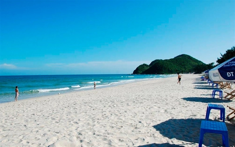 Minh Châu: Nằm ở huyện đảo Vân Đồn, tỉnh Quảng Ninh, bãi biển này nổi tiếng với những bãi cát trắng trải dải lãng mạn, gợn sóng biển êm đềm cùng không khí trong lành. Bên cạnh bãi tắm đẹp, đến Minh Châu, bạn còn có thể trải nghiệm cuộc sống làng chài cùng ngư dân với các hoạt động câu cá, cạo hến, đánh lưới; ghé thăm rừng trâm nguyên sinh, cảng Vân Đồn, đình chùa Quan hay đền thờ tướng Trần Khánh Dư. Ảnh: Báo Mới. Minh Châu: Nằm ở huyện đảo Vân Đồn, tỉnh Quảng Ninh, bãi biển này nổi tiếng với những bãi cát trắng trải dải lãng mạn, gợn sóng biển êm đềm cùng không khí trong lành. Bên cạnh bãi tắm đẹp, đến Minh Châu, bạn còn có thể trải nghiệm cuộc sống làng chài cùng ngư dân với các hoạt động câu cá, cạo hến, đánh lưới; ghé thăm rừng trâm nguyên sinh, cảng Vân Đồn, đình chùa Quan hay đền thờ tướng Trần Khánh Dư. Ảnh: Báo Mới.