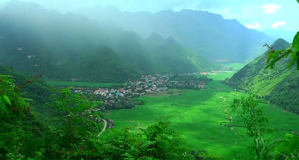 Mai Châu: Là một thung lũng nhỏ thuộc tỉnh Hòa Bình, Mai Châu ẩn chứa vẻ đẹp nên thơ của miền sơn cước với những dãy núi Tây Bắc hùng vĩ, những cánh đồng hay ruộng bậc thang xanh hút mắt. Cách Hà Nội khoảng 170 km, khách du lịch có thể di chuyển khá dễ dàng bằng ôtô hoặc thậm chí bằng xe máy nếu mong muốn thử cảm giác tự do của du lịch bụi. Tại đây, bạn có thể trải nghiệm văn hóa của người Thái tại các dãy nhà sàn ở bản Lác, thăm di tích quốc gia hang Chiều, ngắm ruộng bậc thang tại bản Văn và chiêm ngưỡng thác Gò Lào tung bọt trắng xóa. Ảnh: opentour.vn. Mai Châu: Là một thung lũng nhỏ thuộc tỉnh Hòa Bình, Mai Châu ẩn chứa vẻ đẹp nên thơ của miền sơn cước với những dãy núi Tây Bắc hùng vĩ, những cánh đồng hay ruộng bậc thang xanh hút mắt. Cách Hà Nội khoảng 170 km, khách du lịch có thể di chuyển khá dễ dàng bằng ôtô hoặc thậm chí bằng xe máy nếu mong muốn thử cảm giác tự do của du lịch bụi. Tại đây, bạn có thể trải nghiệm văn hóa của người Thái tại các dãy nhà sàn ở bản Lác, thăm di tích quốc gia hang Chiều, ngắm ruộng bậc thang tại bản Văn và chiêm ngưỡng thác Gò Lào tung bọt trắng xóa. Ảnh: opentour.vn.