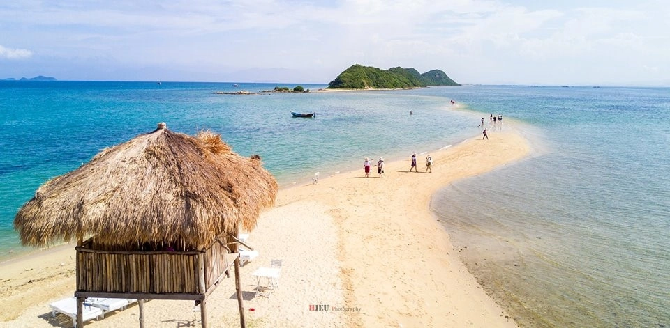Điệp Sơn - Bình Ba: Điệp Sơn và Bình Ba là các đảo nhỏ tỉnh Khánh Hòa, mang vẻ đẹp rất nguyên sơ và thanh bình. 3 bãi biển được đánh giá đẹp nhất là bãi Chướng, bãi Nồm và bãi Nhà Cũ với làn nước trong xanh cùng bãi cát trắng mịn. Ảnh: Hieu Photography. Điệp Sơn - Bình Ba: Điệp Sơn và Bình Ba là các đảo nhỏ tỉnh Khánh Hòa, mang vẻ đẹp rất nguyên sơ và thanh bình. 3 bãi biển được đánh giá đẹp nhất là bãi Chướng, bãi Nồm và bãi Nhà Cũ với làn nước trong xanh cùng bãi cát trắng mịn. Ảnh: Hieu Photography.