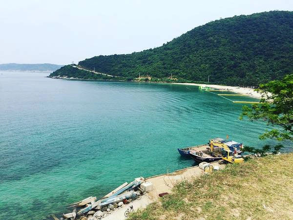 Cù Lao Chàm: Cách cửa biển Cửa Đại, Hội An khoảng 18 km, Cù Lao Chàm hiện lên với vẻ đẹp nguyên sơ, được mệnh danh là Maldives của Việt Nam. Ở Cù Lao Chàm, bạn sẽ được chiêm ngưỡng những bãi tắm với hàng dừa xanh thẳng tắp, lặn biển ngắm những rạn san hô ở đảo Hòn Dài, Hòn Bà, Đảo Yến, tìm hiểu cuộc sống của ngư dân tại bãi Làng. Ảnh': Mai Nguyễn Cù Lao Chàm: Cách cửa biển Cửa Đại, Hội An khoảng 18 km, Cù Lao Chàm hiện lên với vẻ đẹp nguyên sơ, được mệnh danh là Maldives của Việt Nam. Ở Cù Lao Chàm, bạn sẽ được chiêm ngưỡng những bãi tắm với hàng dừa xanh thẳng tắp, lặn biển ngắm những rạn san hô ở đảo Hòn Dài, Hòn Bà, Đảo Yến, tìm hiểu cuộc sống của ngư dân tại bãi Làng. Ảnh': Mai Nguyễn