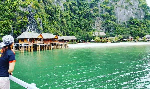 Vịnh Lan Hạ (Quảng Ninh): Nằm ở phía Nam của Vịnh Hạ Long và phía Đông của đảo Cát Bà, Vịnh Lan Hạ có diện tích hơn 7.000 ha nổi bật với vẻ đẹp ngoạn mục của khoảng 400 hòn đảo lớn nhỏ dày đặc, mang nhiều hình thù kỳ thú. Khác với Vịnh Hạ Long, tất cả các đảo ở Vịnh Lan Hạ đều được phủ đầy cây xanh, cho dù chỉ là những hòn đảo vô cùng nhỏ bé. Tuy chưa được đông đảo khách du lịch biết đến nhưng Vịnh Lan Hạ được đánh giá là một trong những vịnh biển đẹp nhất của Việt Nam. Ảnh: indie0708/instagram.com Vịnh Lan Hạ (Quảng Ninh): Nằm ở phía Nam của Vịnh Hạ Long và phía Đông của đảo Cát Bà, Vịnh Lan Hạ có diện tích hơn 7.000 ha nổi bật với vẻ đẹp ngoạn mục của khoảng 400 hòn đảo lớn nhỏ dày đặc, mang nhiều hình thù kỳ thú. Khác với Vịnh Hạ Long, tất cả các đảo ở Vịnh Lan Hạ đều được phủ đầy cây xanh, cho dù chỉ là những hòn đảo vô cùng nhỏ bé. Tuy chưa được đông đảo khách du lịch biết đến nhưng Vịnh Lan Hạ được đánh giá là một trong những vịnh biển đẹp nhất của Việt Nam. Ảnh: indie0708/instagram.com