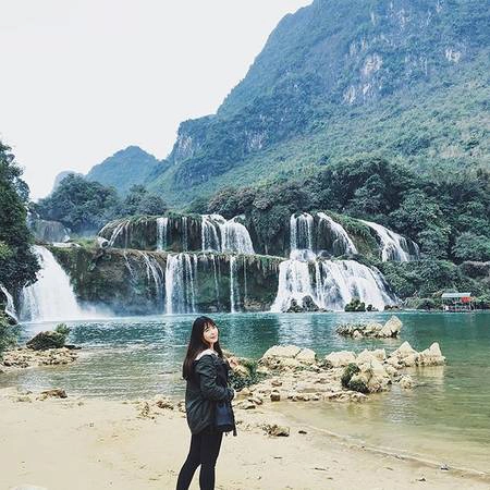Thác Bản Giốc, Cao Bằng: Thác Bản Giốc tọa lạc ở địa phận xã Đàm Thủy, huyện Trùng Khánh, tỉnh Cao Bằng. Ngọn thác cách thành phố Cao Bằng gần 90 km, cách Hà Nội gần 400 km. Nằm trên đường biên giới Việt – Trung, thác Bản Giốc được mệnh danh là thác nước đẹp nhất Việt Nam, là thác nước tự nhiên lớn nhất khu vực Đông Nam Á. Ngoài ra, đường dẫn tới thác Bản Giốc quanh co, uốn lượn lưng núi với không khí trong lành, khoáng đạt, do vậy du khách sẽ được chiêm ngưỡng phong cảnh đồng quê của vùng núi cao rất nên thơ, trữ tình. Ảnh: susueunjin/instagram Thác Bản Giốc, Cao Bằng: Thác Bản Giốc tọa lạc ở địa phận xã Đàm Thủy, huyện Trùng Khánh, tỉnh Cao Bằng. Ngọn thác cách thành phố Cao Bằng gần 90 km, cách Hà Nội gần 400 km. Nằm trên đường biên giới Việt – Trung, thác Bản Giốc được mệnh danh là thác nước đẹp nhất Việt Nam, là thác nước tự nhiên lớn nhất khu vực Đông Nam Á. Ngoài ra, đường dẫn tới thác Bản Giốc quanh co, uốn lượn lưng núi với không khí trong lành, khoáng đạt, do vậy du khách sẽ được chiêm ngưỡng phong cảnh đồng quê của vùng núi cao rất nên thơ, trữ tình. Ảnh: susueunjin/instagram