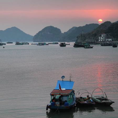 Cát Bà (Hải Phòng): Thiên nhiên ở quần đảo Cát Bà còn hoang sơ với rừng, biển, suối, núi, đồi, thung lũng, bãi cát, hang động, xen kẽ gắn kết với nhau tạo nên nhiều cảnh đẹp kỳ thú. Đến Cát Bà, bạn có thể thuê một chiếc tàu du lịch ghé vào những bãi tắm lớn nhỏ thật đẹp với những cái tên ngộ nghĩnh: bãi Cát Cò, bãi Bến Bèo, bãi Cô Tiên… hoặc những hang động Trung Trang, Hoa Cương, Thiên Long để khám phá thiên nhiên kỳ thú rồi sau đó dừng lại ở một vịnh nhỏ bất kỳ, hưởng cái thú câu cá và nhâm nhi thủy hải sản cùng chút rượu giữa non xanh nước biếc. Ảnh: teambarc/instagram Cát Bà (Hải Phòng): Thiên nhiên ở quần đảo Cát Bà còn hoang sơ với rừng, biển, suối, núi, đồi, thung lũng, bãi cát, hang động, xen kẽ gắn kết với nhau tạo nên nhiều cảnh đẹp kỳ thú. Đến Cát Bà, bạn có thể thuê một chiếc tàu du lịch ghé vào những bãi tắm lớn nhỏ thật đẹp với những cái tên ngộ nghĩnh: bãi Cát Cò, bãi Bến Bèo, bãi Cô Tiên… hoặc những hang động Trung Trang, Hoa Cương, Thiên Long để khám phá thiên nhiên kỳ thú rồi sau đó dừng lại ở một vịnh nhỏ bất kỳ, hưởng cái thú câu cá và nhâm nhi thủy hải sản cùng chút rượu giữa non xanh nước biếc. Ảnh: teambarc/instagram