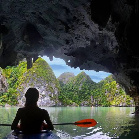Vịnh Hạ Long (Quảng Ninh): Đây là một trong những điểm du lịch đẹp và nổi tiếng nhất Việt Nam. Hạ Long tập trung dày đặc các đảo đá có hình thù đặc biệt và nhiều hang động đẹp nổi tiếng. Đến Hạ Long, du khách còn có thể di chuyển bằng thủy phi cơ ngắm Hạ Long từ trên cao, đến đảo Tuần Châu, tắm biển Bãi Cháy, và thưởng thức những hải sản tươi ngon. Đặc biệt, món ăn mà bạn không thể bỏ qua khi đến đây là chả mực cực kỳ hấp dẫn. Ảnh: amparo_lertora/instagram Vịnh Hạ Long (Quảng Ninh): Đây là một trong những điểm du lịch đẹp và nổi tiếng nhất Việt Nam. Hạ Long tập trung dày đặc các đảo đá có hình thù đặc biệt và nhiều hang động đẹp nổi tiếng. Đến Hạ Long, du khách còn có thể di chuyển bằng thủy phi cơ ngắm Hạ Long từ trên cao, đến đảo Tuần Châu, tắm biển Bãi Cháy, và thưởng thức những hải sản tươi ngon. Đặc biệt, món ăn mà bạn không thể bỏ qua khi đến đây là chả mực cực kỳ hấp dẫn. Ảnh: amparo_lertora/instagram