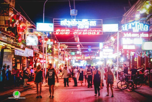 Hàng đêm Pub Street là nơi tụ họp của rất đông khách du lịch nước ngoài đến Siem Riep. Ảnh: norestfortheweekends.com Hàng đêm Pub Street là nơi tụ họp của rất đông khách du lịch nước ngoài đến Siem Riep. Ảnh: norestfortheweekends.com