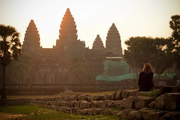 Du khách đang nhìn ngắm bình minh ở Angkor Wat. Ảnh: buffalotours.com Du khách đang nhìn ngắm bình minh ở Angkor Wat. Ảnh: buffalotours.com