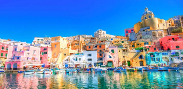 Những ngôi nhà nhỏ đầy màu sắc tại đảo Procida phản chiếu rực rỡ trên mặt nước - Ảnh: Purewow Những ngôi nhà nhỏ đầy màu sắc tại đảo Procida phản chiếu rực rỡ trên mặt nước - Ảnh: Purewow
