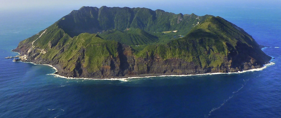 Núi lửa Aogashima: Aogashima là hòn đảo nhỏ thuộc quản lý của Tokyo. Nơi đây thực chất là một núi lửa kép: Bản thân hòn đảo là núi lửa, và có một núi lửa thứ hai nhỏ hơn ở trung tâm đảo. Với dân số khoảng 200 người, Aogashima cũng là ngôi làng nhỏ nhất Nhật Bản. Ảnh: Mybestplace.