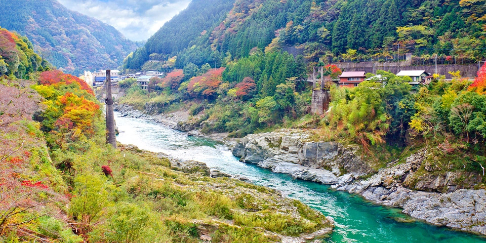 Đảo Shikoku: Shikoku là đảo lớn thứ 4 Nhật Bản, nằm ở phía tây nam Honshu và nối với đảo này bằng hai hệ thống cầu. Tới đây, du khách có thể trải nghiệm tuyến đường 88 ngôi đền thiêng liêng, khám phá những bờ biển tuyệt đẹp, khung cảnh sơn thủy hữu tình. Ảnh: Remoteislands.