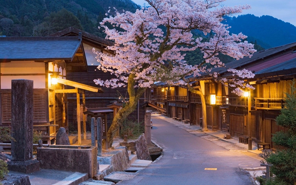 Thung lũng Kiso: Kiso có tuyến đường Nakasendo, một trong năm đường bộ nối Edo với Kyoto thời xưa. Do đó, thung lũng này chứa đựng nhiều công trình, đền đài lịch sử, cùng những ngôi nhà cổ và rừng rậm cho du khách khám phá. Ảnh: Pinterest.