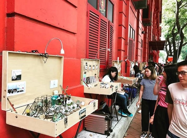 MAAD Flea Market: Một địa chỉ nữa dành cho những ai yêu nghệ thuật là chợ đêm nghệ thuật MAAD. Ngoài cơ hội thưởng thức, mua sắm các mặt hàng độc đáo, du khách còn có thể thử nghiệm những ý tưởng độc đáo của mình. Do phiên chợ chỉ tổ thức một ngày thứ 6 trong tháng, bạn cần tìm thông tin trên mạng hoặc website để nắm lịch cụ thể. Với bạn đồng hành Huawei Y5 2017 có đèn flash trợ sáng, bạn tha hồ chụp ảnh chợ đêm xinh lung linh. Ảnh: Instagram craftsforgreen.