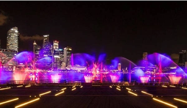 Show nhạc nước vịnh Marina Bay Sand: Singapore nổi tiếng với rất nhiều chương trình biểu diễn nhạc nước hấp dẫn, trong đó show diễn tại vịnh Marina thu hút nhiều khách du lịch bởi độ hoành tráng và hoàn toàn miễn phí. Từ chủ nhật đến thứ 5, đêm nhạc nước có 2 suất 20h và 21h30. Riêng thứ 6 và thứ 7 có đến 3 suất diễn là 20h, 21h30 và 23h. Ảnh: Instagram marinabaysands.