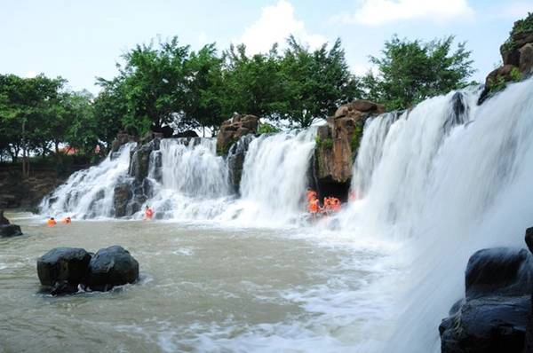 Cách TP HCM khoảng 30 km cùng nhiều thắng cảnh, khu du lịch. Đồng Nai thường được chọn là địa điểm du lịch cuối tuần giá rẻ với nhiều du khách, nhất là học sinh - sinh viên. Bạn có thể thiết kế tour du lịch sinh thái ở thác Giang Điền, thác Đá Hàn... hay picnic ở đảo Ó, đảo Dừa Lửa... Ảnh: Facebook KDL. Cách TP HCM khoảng 30 km cùng nhiều thắng cảnh, khu du lịch. Đồng Nai thường được chọn là địa điểm du lịch cuối tuần giá rẻ với nhiều du khách, nhất là học sinh - sinh viên. Bạn có thể thiết kế tour du lịch sinh thái ở thác Giang Điền, thác Đá Hàn... hay picnic ở đảo Ó, đảo Dừa Lửa... Ảnh: Facebook KDL.