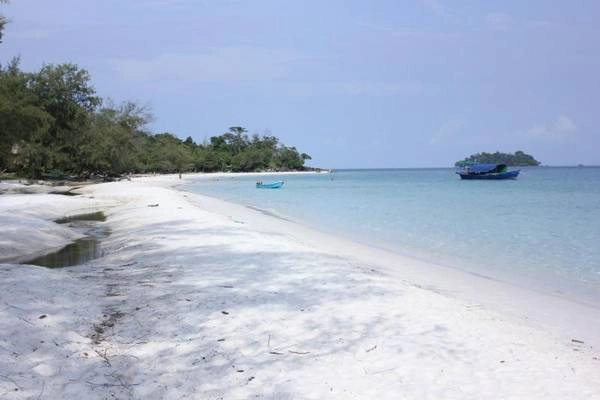 Koh Rong, Campuchia: Nét hấp dẫn của khu du lịch biển này chính là không khí yên bình. Hòn đảo nhỏ bé nằm tại bờ phía nam của Campuchia thực sự là một hòn ngọc giữa biển khơi. Bãi tắm tuyệt vời nhất trên đảo là Bãi Dài, một khu vực ngập tràn trong cát trắng và nắng vàng. Ngoài ra, các chuyến du lịch leo núi và khám phá những khu rừng mưa nhiệt đới tại đây cũng là một hoạt động không kém phần hấp dẫn. Koh Rong, Campuchia: Nét hấp dẫn của khu du lịch biển này chính là không khí yên bình. Hòn đảo nhỏ bé nằm tại bờ phía nam của Campuchia thực sự là một hòn ngọc giữa biển khơi. Bãi tắm tuyệt vời nhất trên đảo là Bãi Dài, một khu vực ngập tràn trong cát trắng và nắng vàng. Ngoài ra, các chuyến du lịch leo núi và khám phá những khu rừng mưa nhiệt đới tại đây cũng là một hoạt động không kém phần hấp dẫn.