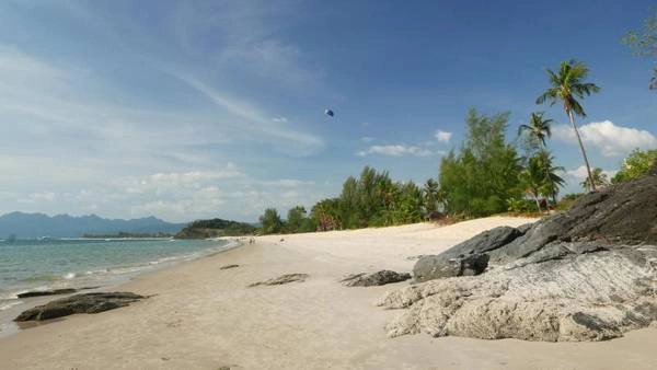 Langkawi, Malaysia: Nằm về bờ phía tây của quốc gia này, Langkawi là một báu vật thực sự. Chỉ bằng cách rảo bộ quanh đảo là du khách đã có thể khám phá được nhiều bãi biển tuyệt đẹp như Tanjung Rhu hay Datai. Tận hưởng bầu không khí và phong cảnh tuyệt đẹp khi thoải mái bơi lội trên đảo là một trong những trải nghiệm tuyệt vời nhất khi đến đây. Ngoài ra, việc leo núi để khám phá những nơi khác của đảo cũng là một lựa chọn không tồi. (Theo Sky Scanner) Langkawi, Malaysia: Nằm về bờ phía tây của quốc gia này, Langkawi là một báu vật thực sự. Chỉ bằng cách rảo bộ quanh đảo là du khách đã có thể khám phá được nhiều bãi biển tuyệt đẹp như Tanjung Rhu hay Datai. Tận hưởng bầu không khí và phong cảnh tuyệt đẹp khi thoải mái bơi lội trên đảo là một trong những trải nghiệm tuyệt vời nhất khi đến đây. Ngoài ra, việc leo núi để khám phá những nơi khác của đảo cũng là một lựa chọn không tồi. (Theo Sky Scanner)