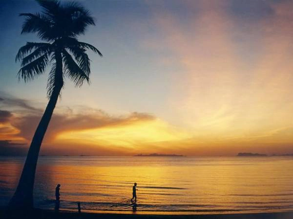 Koh Samui, Thái Lan: Nằm tại bờ Đông của Thái Lan, Koh Samui là hòn đảo trứ danh với những bãi biển tuyệt đẹp của mình. Là điểm du lịch trọng tâm từ những năm 1970, sẽ tương đối khó khăn nếu du khách muốn tìm cho mình một bãi biển yên tĩnh, nhưng không phải là không thể. Hãy đến với bãi biển Choengmon nằm về phía đông bắc và Mae Nam nằm ở phía bắc của đảo. Hai bãi biển trên được đánh giá là có dịch vụ hoàn hảo và là điểm đến ưa thích được lựa chọn bởi nhiều du khách. Dịch vụ massage và các món ăn Thái cũng là những nét hấp dẫn khi du lịch tại đây. Koh Samui, Thái Lan: Nằm tại bờ Đông của Thái Lan, Koh Samui là hòn đảo trứ danh với những bãi biển tuyệt đẹp của mình. Là điểm du lịch trọng tâm từ những năm 1970, sẽ tương đối khó khăn nếu du khách muốn tìm cho mình một bãi biển yên tĩnh, nhưng không phải là không thể. Hãy đến với bãi biển Choengmon nằm về phía đông bắc và Mae Nam nằm ở phía bắc của đảo. Hai bãi biển trên được đánh giá là có dịch vụ hoàn hảo và là điểm đến ưa thích được lựa chọn bởi nhiều du khách. Dịch vụ massage và các món ăn Thái cũng là những nét hấp dẫn khi du lịch tại đây.