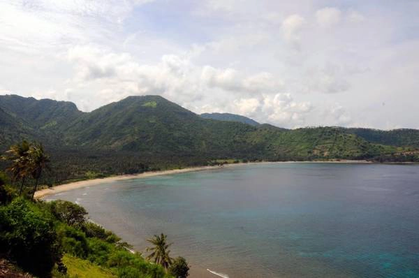Lombok, Indonesia: Dù bị người hàng xóm Bali lấn át đôi chút về vị thế, Lombok vẫn là một điểm du lịch không nên bỏ qua tại Indonesia. Những bãi biển ở đây không chỉ đẹp đến kinh ngạc mà còn rất yên bình hoang sơ và vô cùng sạch sẽ. Những bãi tắm nằm về ở phía nam của đảo được đánh giá là tuyệt vời nhất, và tiêu biểu là Selong Belanak. Đảo cũng là địa danh phù hợp với những ai yêu thích lướt sóng với nhiều điểm cho thuê ván lướt quanh đảo. Lombok, Indonesia: Dù bị người hàng xóm Bali lấn át đôi chút về vị thế, Lombok vẫn là một điểm du lịch không nên bỏ qua tại Indonesia. Những bãi biển ở đây không chỉ đẹp đến kinh ngạc mà còn rất yên bình hoang sơ và vô cùng sạch sẽ. Những bãi tắm nằm về ở phía nam của đảo được đánh giá là tuyệt vời nhất, và tiêu biểu là Selong Belanak. Đảo cũng là địa danh phù hợp với những ai yêu thích lướt sóng với nhiều điểm cho thuê ván lướt quanh đảo.