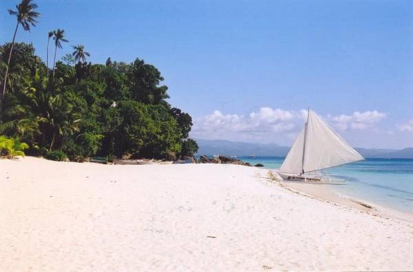 Boracay, Philippines: Đảo quốc Philippines nổi tiếng với nhiều bãi biển đẹp nhất thế giới, và hòn đảo nhiệt đới Boracay chính là nơi được nhắc đến nhiều nhất. Nổi danh với những khu vui chơi bên bãi biển, ở đây có rất nhiều hoạt động du lịch và khám phá như lướt thuyền buồm, lặn biển cũng nhưng những tour du lịch khám phá quanh đảo bằng thuyền. Du khách có thể tận hưởng không khí trong lành của biển tại bãi tắm Baling Hai - một bãi tắm tương đối vắng người. Boracay, Philippines: Đảo quốc Philippines nổi tiếng với nhiều bãi biển đẹp nhất thế giới, và hòn đảo nhiệt đới Boracay chính là nơi được nhắc đến nhiều nhất. Nổi danh với những khu vui chơi bên bãi biển, ở đây có rất nhiều hoạt động du lịch và khám phá như lướt thuyền buồm, lặn biển cũng nhưng những tour du lịch khám phá quanh đảo bằng thuyền. Du khách có thể tận hưởng không khí trong lành của biển tại bãi tắm Baling Hai - một bãi tắm tương đối vắng người.
