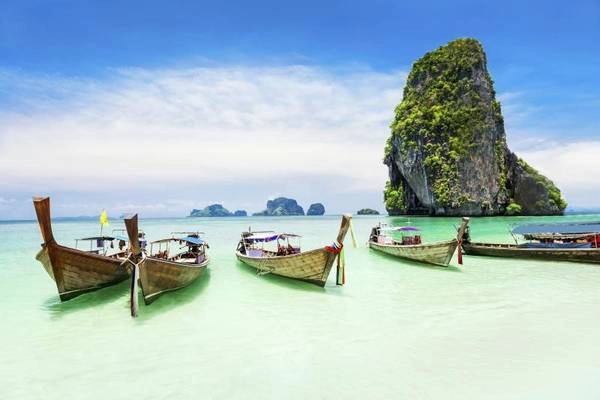 Phuket, Thái Lan: Có lẽ Thái Lan là quốc gia được biết đến nhiều nhất về lĩnh vực du lịch biển, và đảo Phuket của họ là một điển hình. Với rất nhiều những bãi biển hoàn mỹ, hãy tham gia những tour du lịch quanh đảo bằng thuyền để chiêm ngưỡng hết vẻ đẹp tổng thể của hòn đảo. Hãy đắm chìm trong làn nước xanh ngắt tại đây bằng cách câu cá hay tham gia các chuyến lặn biển là những điều lý thú nhất đối với du khách. Dịch vụ massage và những quán bar lộ thiên cũng là những điểm đến không tồi cho du khách sau một ngày thư giãn thoải mái. Phuket, Thái Lan: Có lẽ Thái Lan là quốc gia được biết đến nhiều nhất về lĩnh vực du lịch biển, và đảo Phuket của họ là một điển hình. Với rất nhiều những bãi biển hoàn mỹ, hãy tham gia những tour du lịch quanh đảo bằng thuyền để chiêm ngưỡng hết vẻ đẹp tổng thể của hòn đảo. Hãy đắm chìm trong làn nước xanh ngắt tại đây bằng cách câu cá hay tham gia các chuyến lặn biển là những điều lý thú nhất đối với du khách. Dịch vụ massage và những quán bar lộ thiên cũng là những điểm đến không tồi cho du khách sau một ngày thư giãn thoải mái.
