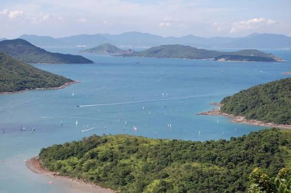 Hong Kong: Nhắc đến Hong Kong là nhắc đến đô thị xa hoa và tấp nập người qua lại. Tuy vậy, đây cũng là nơi sở hữu những hòn đảo và bãi biển ít dấu chân người. Ở vịnh Tai Long Wan, du khách sẽ vô cùng thích thú khi chiếm ngưỡng cảnh quan tổng thể của nơi đây, mặc dù việc đi lại sẽ gặp đôi chút khó khăn. Sẽ tương đối mệt mỏi đối với du khách khi phải trải qua quãng đường dài khoảng 90 phút để đến đây bằng thuyền, vậy nên hãy tận hưởng và thư giãn nhiều nhất có thể. Hong Kong: Nhắc đến Hong Kong là nhắc đến đô thị xa hoa và tấp nập người qua lại. Tuy vậy, đây cũng là nơi sở hữu những hòn đảo và bãi biển ít dấu chân người. Ở vịnh Tai Long Wan, du khách sẽ vô cùng thích thú khi chiếm ngưỡng cảnh quan tổng thể của nơi đây, mặc dù việc đi lại sẽ gặp đôi chút khó khăn. Sẽ tương đối mệt mỏi đối với du khách khi phải trải qua quãng đường dài khoảng 90 phút để đến đây bằng thuyền, vậy nên hãy tận hưởng và thư giãn nhiều nhất có thể.