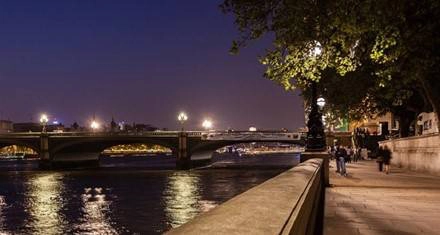Tản bộ dọc bờ sông Thames: Khi tản bộ từ cầu Westminster đến cầu Tháp London, bạn sẽ có cơ hội chứng kiến những cảnh đẹp mang tính biểu tượng của London như Tòa nhà Quốc hội, đồng hồ Big Ben, Giáo đường thánh Paul… mà không mất một đồng nào cả. Dọc theo con đường, bạn có thể thoải mái chụp hình những địa danh nổi tiếng trên và khoe chúng trên mạng xã hội. Tản bộ dọc bờ sông Thames: Khi tản bộ từ cầu Westminster đến cầu Tháp London, bạn sẽ có cơ hội chứng kiến những cảnh đẹp mang tính biểu tượng của London như Tòa nhà Quốc hội, đồng hồ Big Ben, Giáo đường thánh Paul… mà không mất một đồng nào cả. Dọc theo con đường, bạn có thể thoải mái chụp hình những địa danh nổi tiếng trên và khoe chúng trên mạng xã hội.