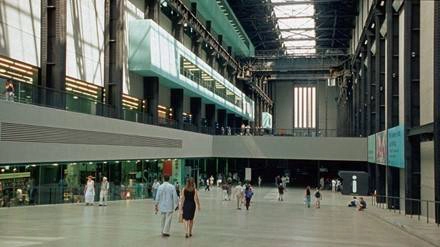 Đến Tate Modern: Đây là phòng tranh cực kì thú vị và phù hợp với những ai yêu nghệ thuật mà vẫn có thể tiết kiệm chi phí. Tate Modern được đánh giá là một trong những nơi trưng bày các tác phẩm nghệ thuật tuyệt vời nhất trên thế giới với hơn 50.000 tác phẩm nghệ thuật hiện đại từ các nghệ sĩ nổi tiếng như Matisse, Rodin, Warhol và Pollock. Và một điểm hấp dẫn nữa là phòng tranh này nằm trong một tòa nhà cũng không kém phần thú vị và có phục vụ nước ở lầu trên, nơi bạn có thể chiêm ngưỡng vẻ đẹp của sông Thames. Đến Tate Modern: Đây là phòng tranh cực kì thú vị và phù hợp với những ai yêu nghệ thuật mà vẫn có thể tiết kiệm chi phí. Tate Modern được đánh giá là một trong những nơi trưng bày các tác phẩm nghệ thuật tuyệt vời nhất trên thế giới với hơn 50.000 tác phẩm nghệ thuật hiện đại từ các nghệ sĩ nổi tiếng như Matisse, Rodin, Warhol và Pollock. Và một điểm hấp dẫn nữa là phòng tranh này nằm trong một tòa nhà cũng không kém phần thú vị và có phục vụ nước ở lầu trên, nơi bạn có thể chiêm ngưỡng vẻ đẹp của sông Thames.