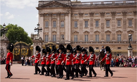 Đến xem Lễ Đổi Gác: Không nơi nào ở London có thể sánh với điện Buckingham với buổi lễ nổi tiếng khắp thế giới - Lễ Đổi Gác. Ngoài việc miễn phí, khi xem Lễ Đổi Gác diễn ra bạn sẽ có cơ hội xem những người Lính Gác Hoàng Gia trong bộ trang phục truyền thống tuyệt đẹp và thay đổi phiên gác của mình một cách đồng bộ cùng với nhau. Hãy đến đây sớm và chọn một vị trí tốt để quan sát toàn bộ sự kiện. Đến xem Lễ Đổi Gác: Không nơi nào ở London có thể sánh với điện Buckingham với buổi lễ nổi tiếng khắp thế giới - Lễ Đổi Gác. Ngoài việc miễn phí, khi xem Lễ Đổi Gác diễn ra bạn sẽ có cơ hội xem những người Lính Gác Hoàng Gia trong bộ trang phục truyền thống tuyệt đẹp và thay đổi phiên gác của mình một cách đồng bộ cùng với nhau. Hãy đến đây sớm và chọn một vị trí tốt để quan sát toàn bộ sự kiện.