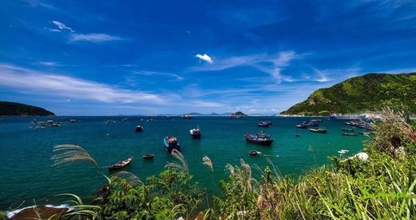 Nơi đây quyến rũ du khách nhờ khung cảnh thiên nhiên kỳ thú với núi, đảo, biển, bãi cát trắng mịn… Ảnh: Huynh Ba Long. Nơi đây quyến rũ du khách nhờ khung cảnh thiên nhiên kỳ thú với núi, đảo, biển, bãi cát trắng mịn… Ảnh: Huynh Ba Long.