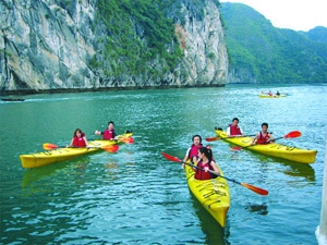 Chèo thuyền kayak ở vịnh Hạ Long