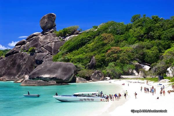 Phuket (Thái Lan) hút du khách với đảo Phi Phi, vịnh Phang Nga, phim trường Mayya, những công trình kiến trúc độc đáo, bar hoạt động suốt đêm, show diễn của những người đẹp chuyển giới. Ảnh: Jeep2499. Phuket (Thái Lan) hút du khách với đảo Phi Phi, vịnh Phang Nga, phim trường Mayya, những công trình kiến trúc độc đáo, bar hoạt động suốt đêm, show diễn của những người đẹp chuyển giới. Ảnh: Jeep2499.