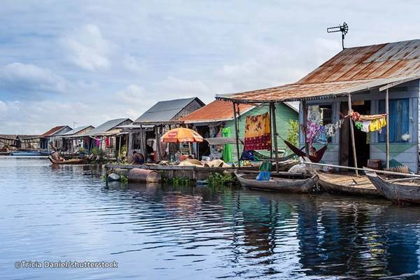 Tonle Sap (Campuchia) là hồ nước ngọt lớn nhất Đông Nam Á, được UNESCO công nhận là khu dự trữ sinh quyển thế giới từ năm 1997. Sau khi du thuyền trên hồ, bạn đừng quên dừng ở nhà bè, thưởng thức tôm nước ngọt được đánh bắt tại chỗ. Ảnh: Tricia Daniel. Tonle Sap (Campuchia) là hồ nước ngọt lớn nhất Đông Nam Á, được UNESCO công nhận là khu dự trữ sinh quyển thế giới từ năm 1997. Sau khi du thuyền trên hồ, bạn đừng quên dừng ở nhà bè, thưởng thức tôm nước ngọt được đánh bắt tại chỗ. Ảnh: Tricia Daniel.