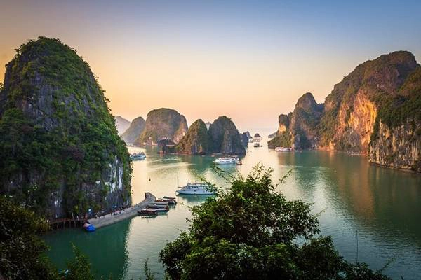 Vịnh Hạ Long (Việt Nam), một trong 7 kỳ quan mới của thế giới chiều lòng người với vùng biển xanh ngát, núi đá vôi nhiều hình dáng, hang động tuyệt đẹp, hải sản tươi ngon. Ảnh: Lonely Planet. Vịnh Hạ Long (Việt Nam), một trong 7 kỳ quan mới của thế giới chiều lòng người với vùng biển xanh ngát, núi đá vôi nhiều hình dáng, hang động tuyệt đẹp, hải sản tươi ngon. Ảnh: Lonely Planet.