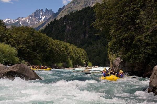 Khám phá vương quốc Bhutan: Bhutan là một trong những nơi khó tới nhất do chính phủ yêu cầu du khách phải đặt tour trước một tháng. Nhiều nơi không có chỗ ở cho du khách, bạn có thể sẽ phải đi nhiều ngày trước khi tới được một ngôi làng. Tuy nhiên, khung cảnh tuyệt đẹp nơi đây đáng để bạn bỏ công, với những ngọn núi cao hùng vĩ của phía đông Himalaya và các thung lũng sâu. Ảnh: The Richest.