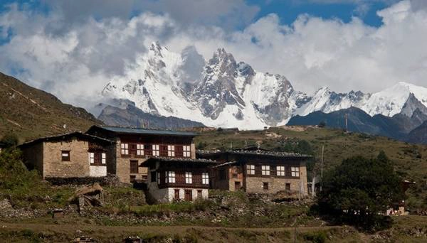 Gangkhar Puensum là núi cao nhất Bhutan, với chiều cao khoảng 7.570 m và bị cấm trèo từ năm 1994, do chính phủ tuyên bố đây là nơi ở thiêng liêng của thánh thần. Bạn vẫn có thể chiêm ngưỡng ngọn núi từ xa và khám phá đất nước xinh đẹp này bằng đường bộ, hoặc chèo thuyền qua sông Drangme Chhu ở Zanskar. Ảnh: Bhutan-bhutan.