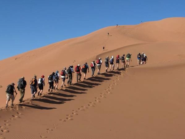 Thám hiểm sa mạc Sahara: Trước kia, đây là chuyến đi gần như không thể vì Sahara là một trong những khu vực khắc nghiệt nhất thế giới và là sa mạc nóng lớn nhất với diện tích lên tới 9,4 triệu km2. Ảnh: The Richest.