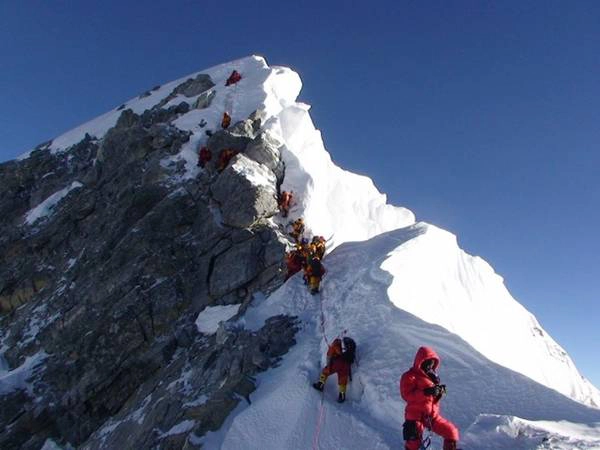 Leo Everest: Ngọn núi cao nhất thế giới cũng là nơi nguy hiểm nhất, với chiều cao lên tới 8.848 m so với mực nước biển. Du khách có thể trèo từ phía Nepal hoặc Tây Tạng. Sự thiếu hụt oxy, gió mạnh và lở tuyết khiến đường đi trở nên thách thức và khó khăn.