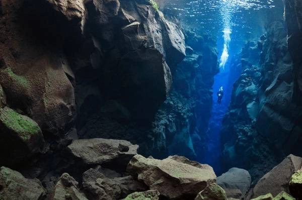 Lặn giữa các mảng kiến tạo ở Silfra, Iceland: Silfra là vùng có nước trong nhất thế giới, nơi du khách có thể lặn giữa hai mảng kiến tạo lục địa. Nước tại đây trong tới mức bạn có thể nhìn xuống sâu tới 100 m. Từ lâu, nơi đây đã là một địa điểm lặn được yêu thích, với 4 khu vực chính: khe Silfra, sảnh Silfra, thánh đường và hồ. Khu sâu nhất lên tới 63 m và nơi đẹp nhất là thánh đường, với khe nứt dài 100 m.