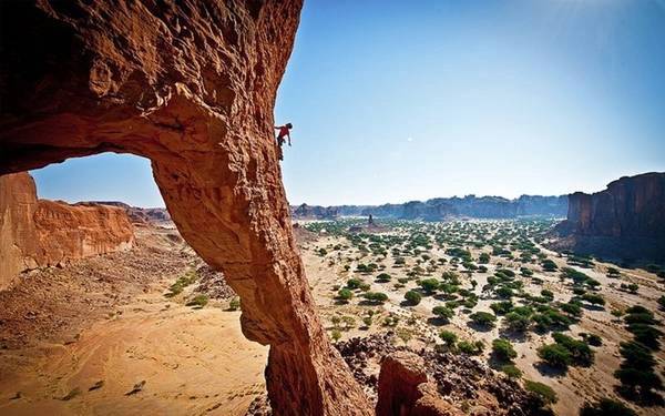 Chuyến thám hiểm ở Chad, “Trái tim chết của châu Phi”: Chad là quốc gia lớn thứ 5 châu Phi, với một khu sa mạc ở phía bắc, dải miền trung khô hạn và các đồng cỏ ở phía Nam. Do cách xa biển, Chad được mệnh danh là “Trái tim chết của châu Phi”. Khu vực nổi bật nhất là cao nguyên Ennedi và dãy núi thuộc cao nguyên Tây Tạng, địa điểm thu hút nhiều du khách muốn tìm kiếm trải nghiệm mới. Sa mạc Ennnedi có nhiều tháp đá cao có thể trèo lên được. Ảnh: The Richest.