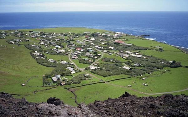 Khám phá đảo Tristan da Cunha, Lãnh thổ hải ngoại thuộc Anh: Được nhà thám hiểm người Tây Ban Nha Tristao da Cunha phát hiện vào năm 1506, Tristan da Cunha là một trong những nơi xa xôi nhất trái đất, do vùng đất gần nhất cách đảo tới hơn 2.800 km. Hòn đảo chỉ có chưa tới 300 người sinh sống và không có sân bay. Bên cạnh đó, người địa phương khá dè dặt khi đón tiếp du khách. Bạn cần thông báo mục đích chuyến đi và chờ chính quyền đảo xét duyệt. Ảnh: The Richest.