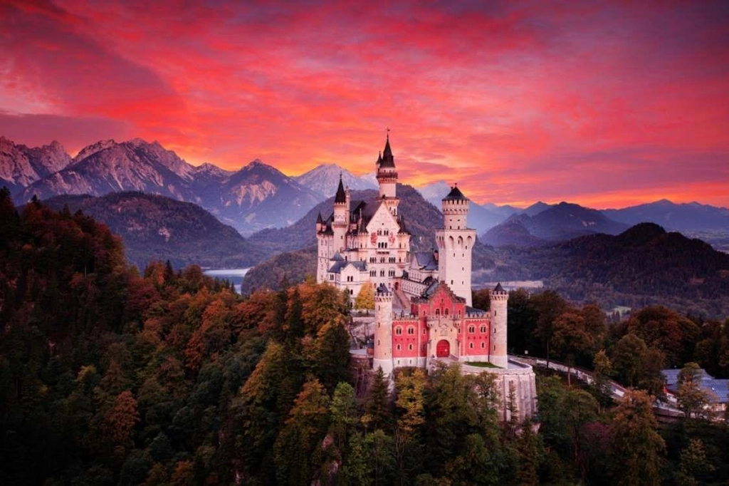 10. Lâu đài Neuschwanstein, Đức: Lâu đài Neuschwanstein ở Đức chính là bối cảnh để Disney làm ra bộ phim Người đẹp ngủ trong rừng. Điều đặc biệt của tòa lâu đài là phối màu hồng bắt mắt lại càng rực rỡ hơn khi có ánh nắng chiếu vào. Lâu đài Neuschwanstein hiện là một điểm du lịch hấp dẫn biểu tượng của Đức.