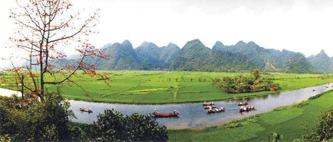 Du khách đi thuyền trên suối Yến vào khu quần thể chùa Hương Sơn. Du khách đi thuyền trên suối Yến vào khu quần thể chùa Hương Sơn