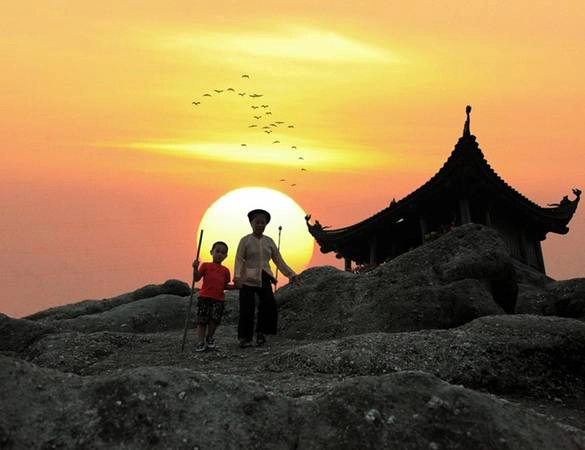 Hoàng hôn trên đỉnh Yên Tử Hoàng hôn trên đỉnh Yên Tử