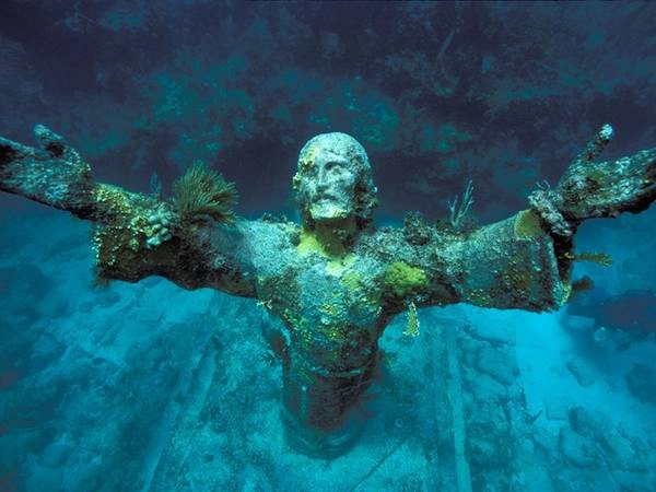 Tượng Chúa Jesus dưới vực thẳm, San Fruttuoso, Ý